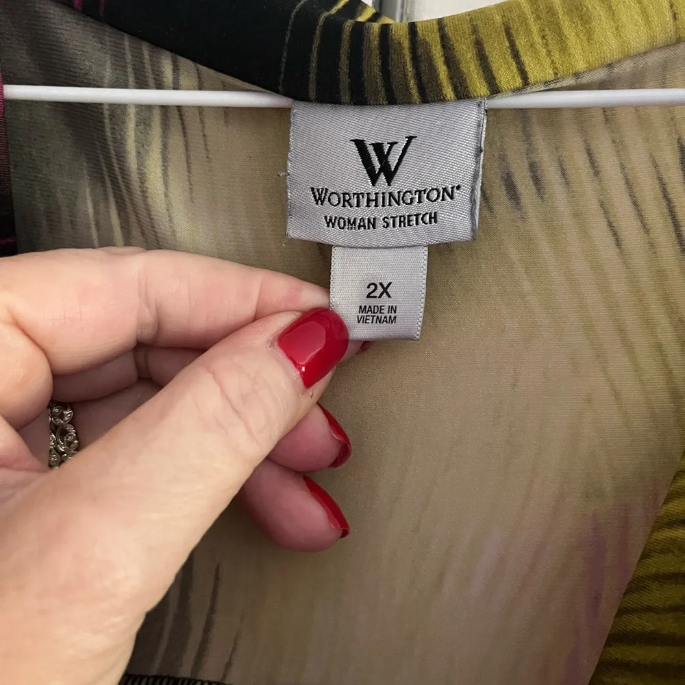 Woman’s Worthington 2x sleeveless stretch top with cowl neck. $12 - Picture 4 of 6